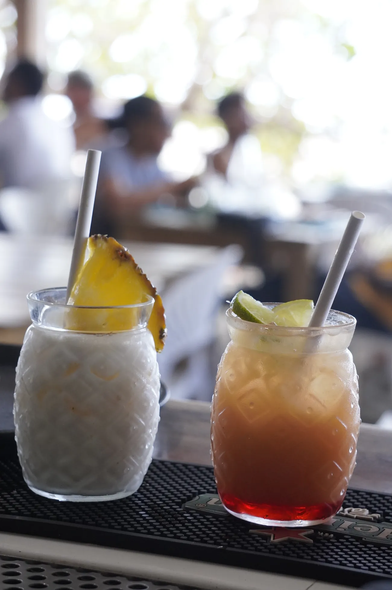 Piña colada et planteur maison servis au bar du restaurant
