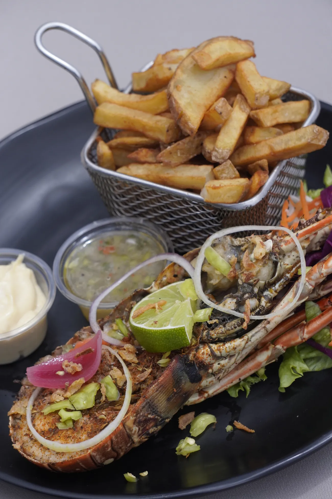 Langouste grillée entière, frites maison et salade créole