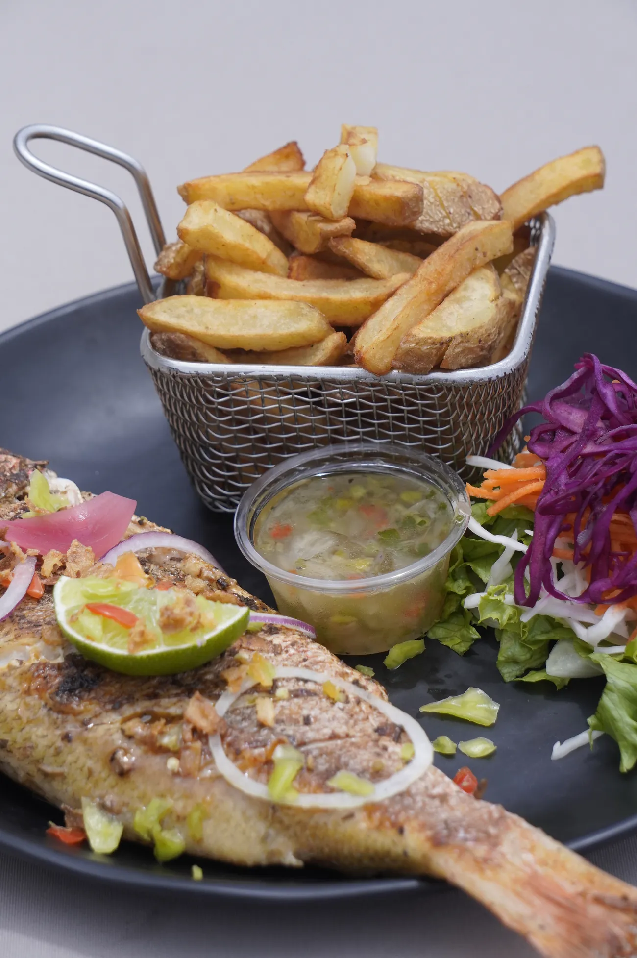 Vivaneau grillé entier, sauce chien, frites maison et crudités